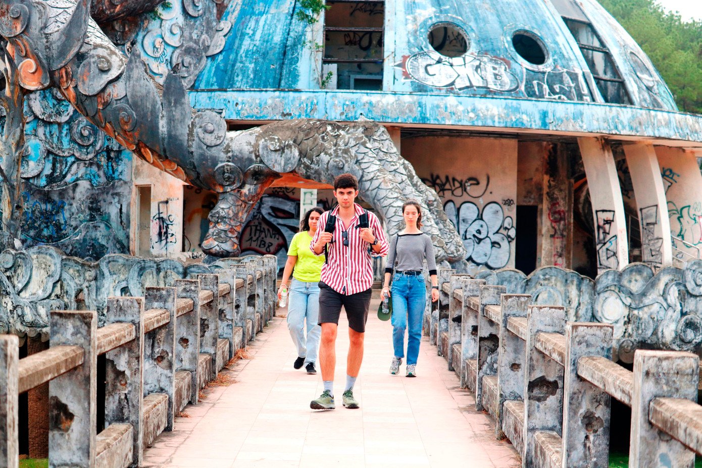 Mặc dù hoang phế, nhưng khu công viên Thủy Tiên vẫn là địa chỉ hút khách, đặc biệt là du khách nước ngoài. (Ảnh: Ngọc Văn)