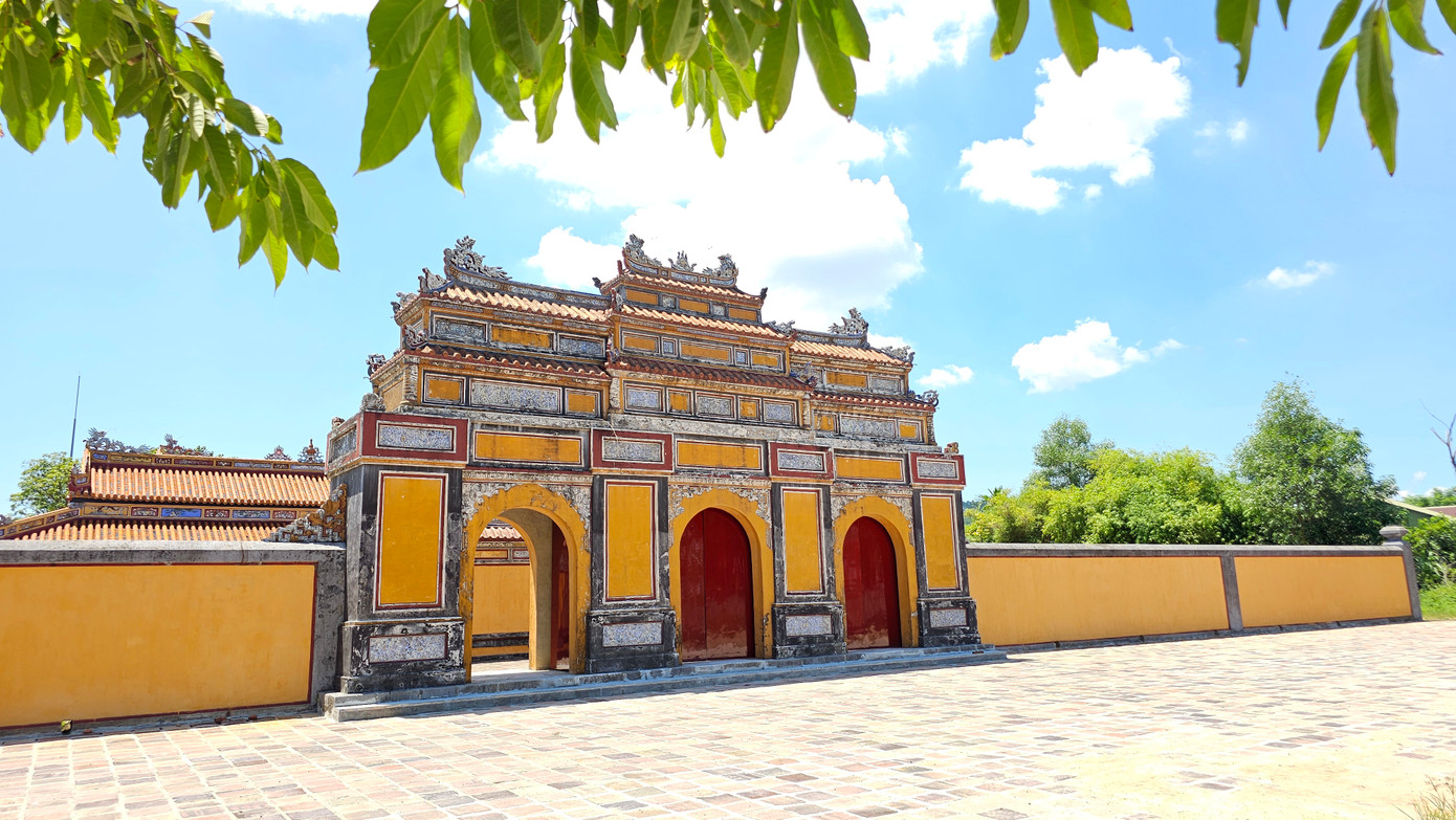 Cổng chính vào khu di tích An Lăng.