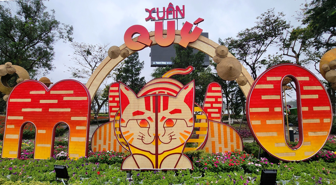 Hình tượng mèo tại phía nam chân cầu Phú Xuân (TP. Huế). Hình tượng mèo tại phía nam chân cầu Phú Xuân (TP. Huế).