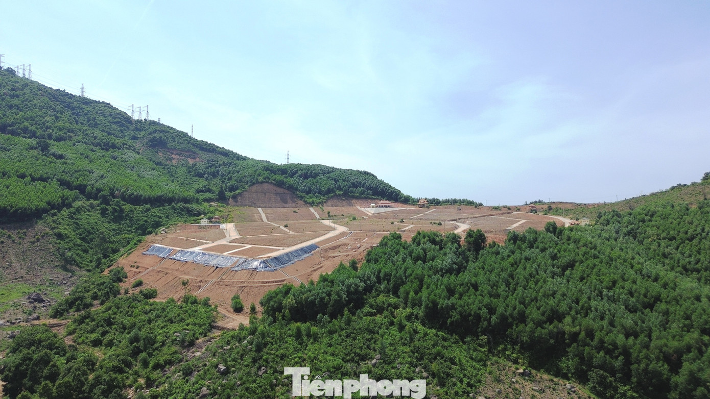 Trao đổi với PV, lãnh đạo UBND huyện Phú Lộc cho biết, dự án hiện còn một số hạng mục chưa thi công do chưa bố trí ngân sách để hoàn thành các thủ tục theo quy định. Do đó, Ban Quản lý dự án Đầu tư xây dựng khu vực huyện Phú Lộc đã đề nghị UBND tỉnh, Sở Kế hoạch và Đầu tư xem xét bổ sung nguồn kinh phí để hoàn thành thủ tục chuyển mục đích rừng và thi công hoàn thành công trình dự án nghĩa trang nhân dân Trường Đồng. Trao đổi với PV, lãnh đạo UBND huyện Phú Lộc cho biết, dự án hiện còn một số hạng mục chưa thi công do chưa bố trí ngân sách để hoàn thành các thủ tục theo quy định. Do đó, Ban Quản lý dự án Đầu tư xây dựng khu vực huyện Phú Lộc đã đề nghị UBND tỉnh, Sở Kế hoạch và Đầu tư xem xét bổ sung nguồn kinh phí để hoàn thành thủ tục chuyển mục đích rừng và thi công hoàn thành công trình dự án nghĩa trang nhân dân Trường Đồng.