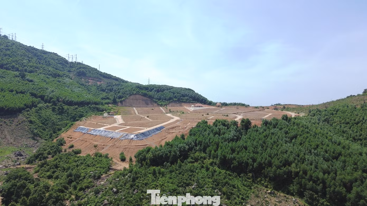 Trao đổi với PV, lãnh đạo UBND huyện Phú Lộc cho biết, dự án hiện còn một số hạng mục chưa thi công do chưa bố trí ngân sách để hoàn thành các thủ tục theo quy định. Do đó, Ban Quản lý dự án Đầu tư xây dựng khu vực huyện Phú Lộc đã đề nghị UBND tỉnh, Sở Kế hoạch và Đầu tư xem xét bổ sung nguồn kinh phí để hoàn thành thủ tục chuyển mục đích rừng và thi công hoàn thành công trình dự án nghĩa trang nhân dân Trường Đồng.