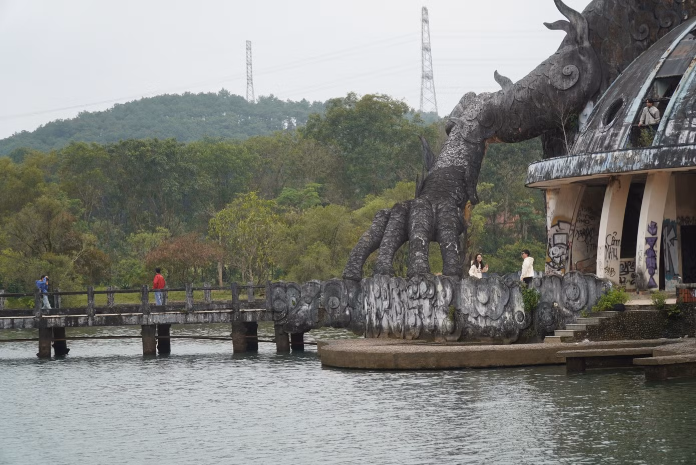 Khán giả, cổ động viên, du khách sẽ có dịp trải nghiệm, chiêm ngưỡng những xe đua độc đáo và cảnh quan đẹp, ma mị của "trường đua" hồ Thủy Tiên.