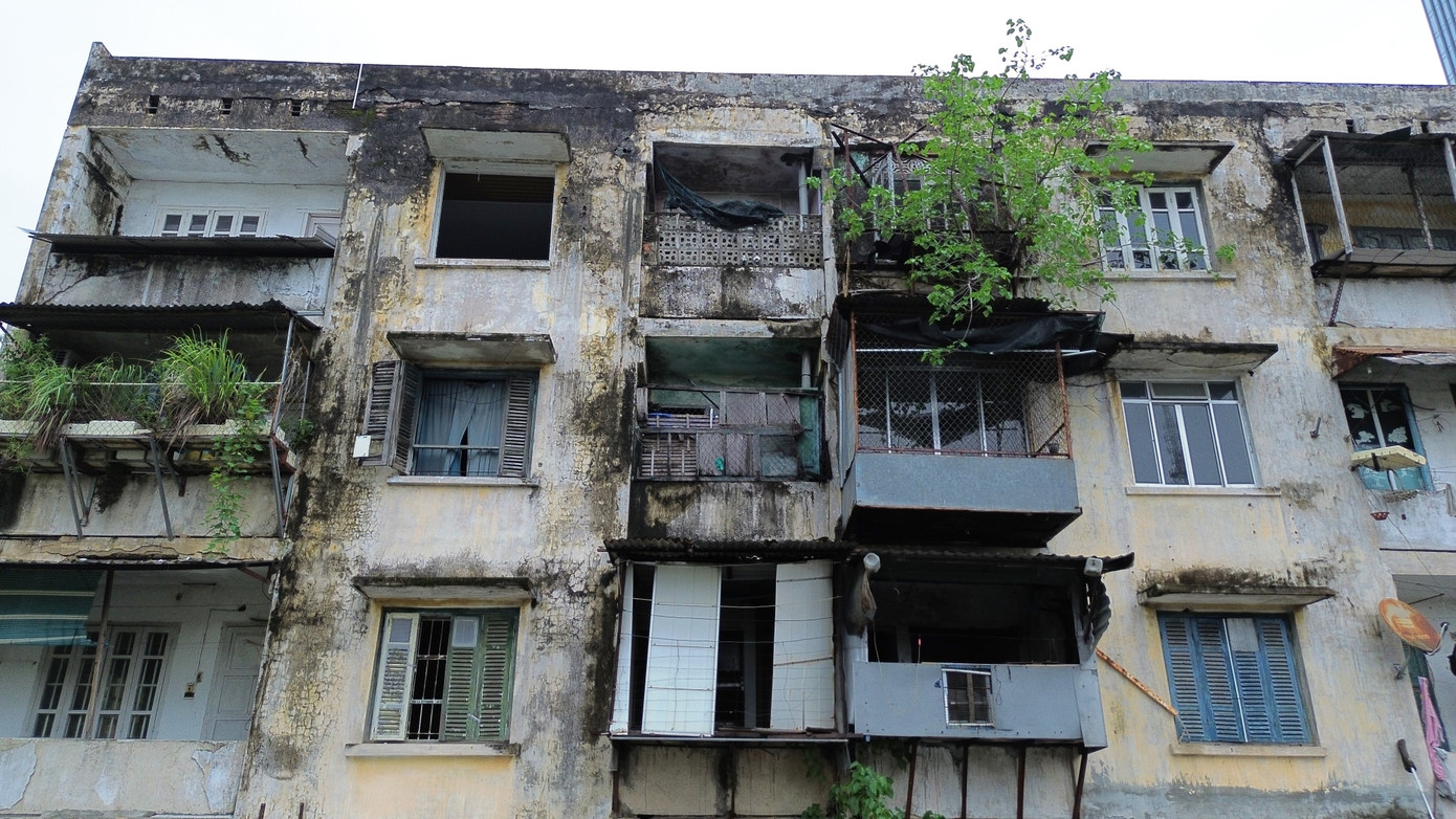 Trong đó, đáng lo ngại nhất là khối nhà A. Đây là nơi được đánh giá ở mức nguy hiểm cấp D, với khả năng kết cấu chịu lực không đáp ứng được yêu cầu sử dụng bình thường, khối nhà xuất hiện tình trạng nguy hiểm tổng thể.