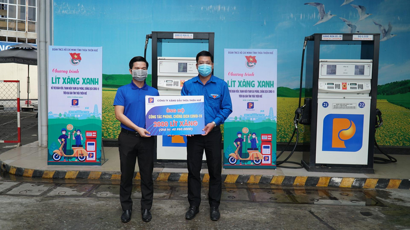 Trao biển tượng trưng hỗ trợ 2.000 lít xăng cho ĐVTN tham gia phòng dịch tại TT-Huế Trao biển tượng trưng hỗ trợ 2.000 lít xăng cho ĐVTN tham gia phòng dịch tại TT-Huế