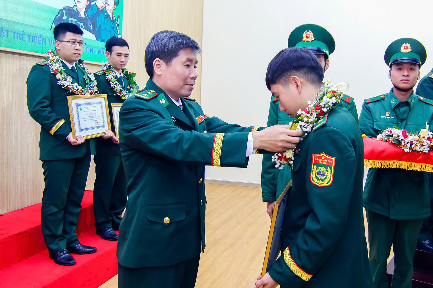 Lãnh đạo Bộ Chỉ huy BĐBP tỉnh TT-Huế tuyên dương, trao giấy khen cho những cá nhân tiêu biểu. Lãnh đạo Bộ Chỉ huy BĐBP tỉnh TT-Huế tuyên dương, trao giấy khen cho những cá nhân tiêu biểu.