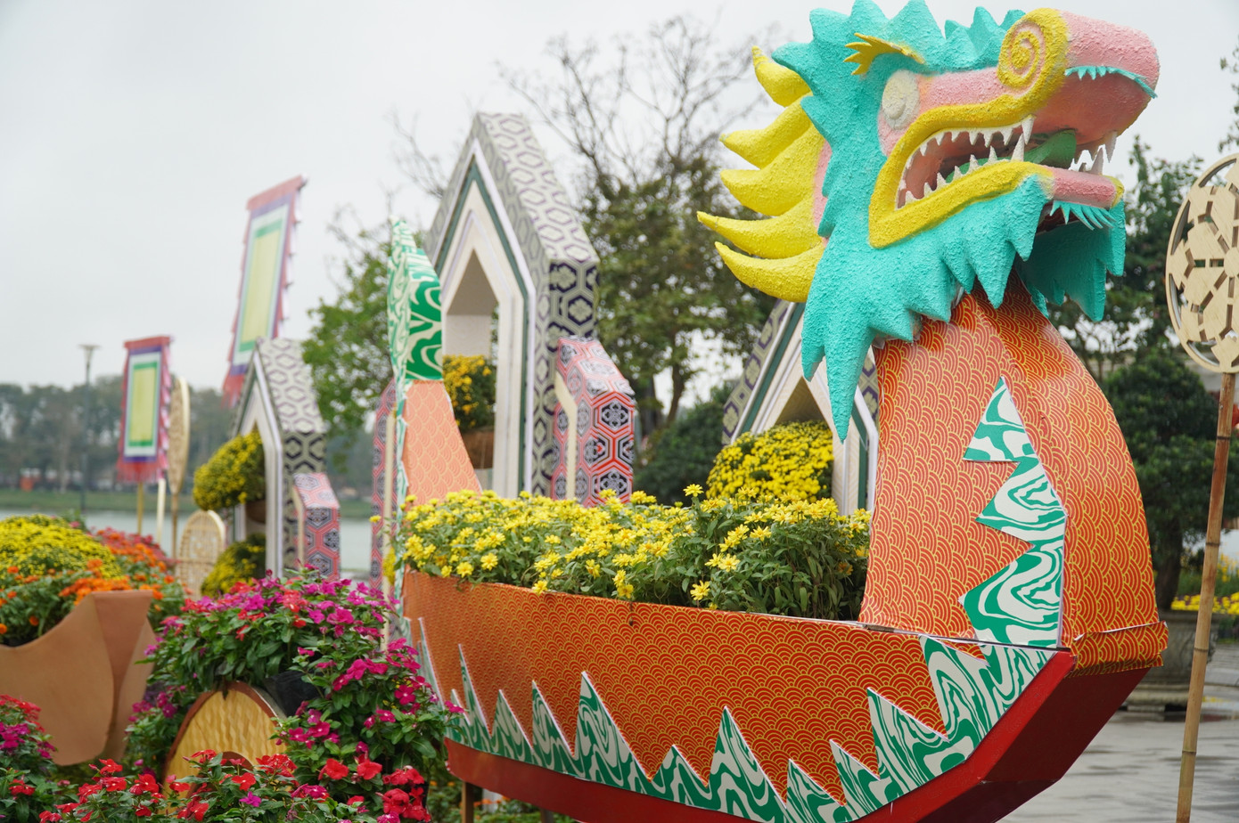 Các tạo hình bắt mắt khác tại các khu công viên Huế. Các tạo hình bắt mắt khác tại các khu công viên Huế.