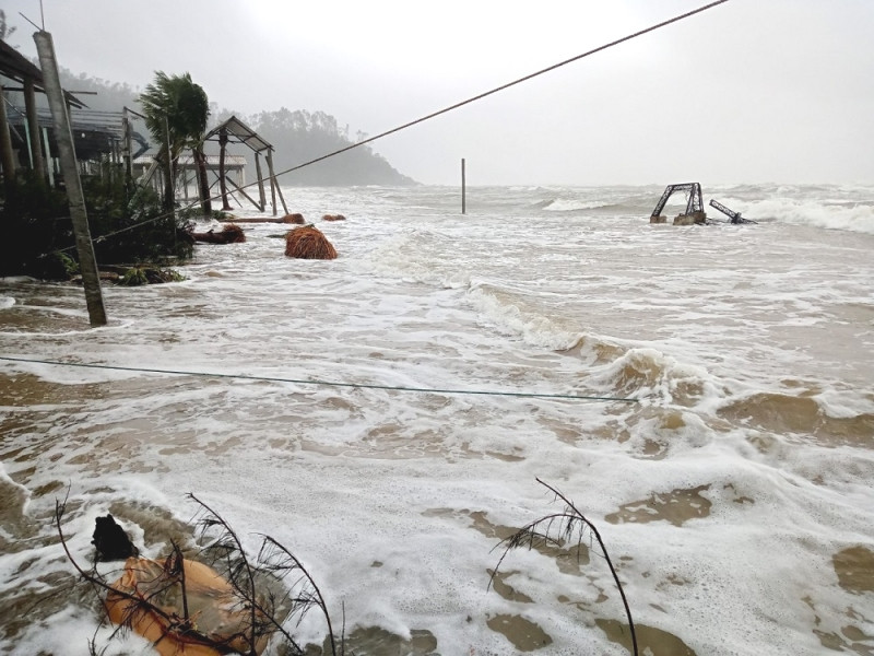 Theo dự báo, dịp Tết Nguyên đán Giáp Thìn 2024, tại TT-Huế có mưa, thời tiết xấu, sóng biển ngoài khơi dâng cao 3,5 mét. Theo dự báo, dịp Tết Nguyên đán Giáp Thìn 2024, tại TT-Huế có mưa, thời tiết xấu, sóng biển ngoài khơi dâng cao 3,5 mét.