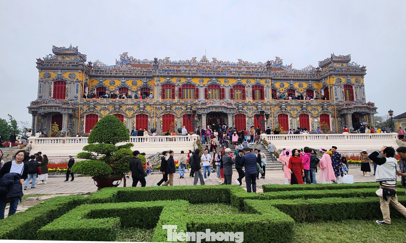 Theo Trung tâm Bảo tồn Di tích Cố đô (BTDTCĐ) Huế, dưới triều nhà Nguyễn, điện Kiến Trung là một trong năm công trình độc đáo và quan trọng nằm trên trục Dũng đạo của Tử Cấm Thành - Đại nội Huế, cùng với điện Thái Hòa, điện Cần Chánh, điện Càn Thành, cung Khôn Thái. Theo Trung tâm Bảo tồn Di tích Cố đô (BTDTCĐ) Huế, dưới triều nhà Nguyễn, điện Kiến Trung là một trong năm công trình độc đáo và quan trọng nằm trên trục Dũng đạo của Tử Cấm Thành - Đại nội Huế, cùng với điện Thái Hòa, điện Cần Chánh, điện Càn Thành, cung Khôn Thái.