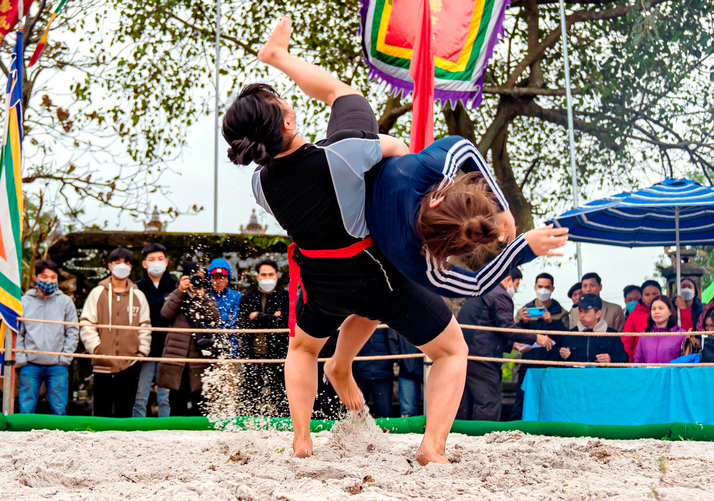 Sới vật Thủ Lễ không chỉ là sân đấu dành cho những nam đô vật. Ảnh: Đình Hoàng