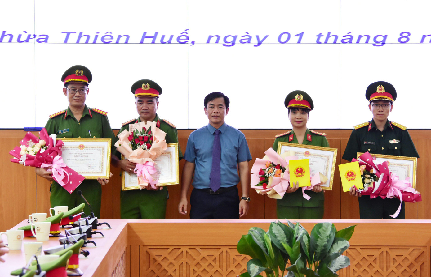 Chủ tịch UBND tỉnh TT-Huế (giữa) tặng bằng khen cho các tập thể cá nhân có thành tích xuất sắc trong công tác phòng, chống tội phạm.