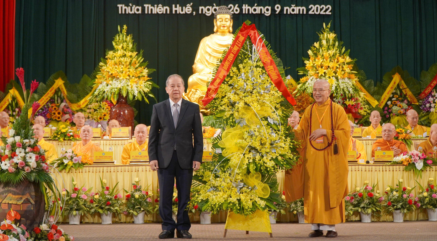 Hòa thượng Thích Khế Chơn (bìa phải) được suy tôn Trưởng ban Trị sự GHPG Việt Nam tỉnh khoá VIII, nhiệm kỳ 2022 - 2027.