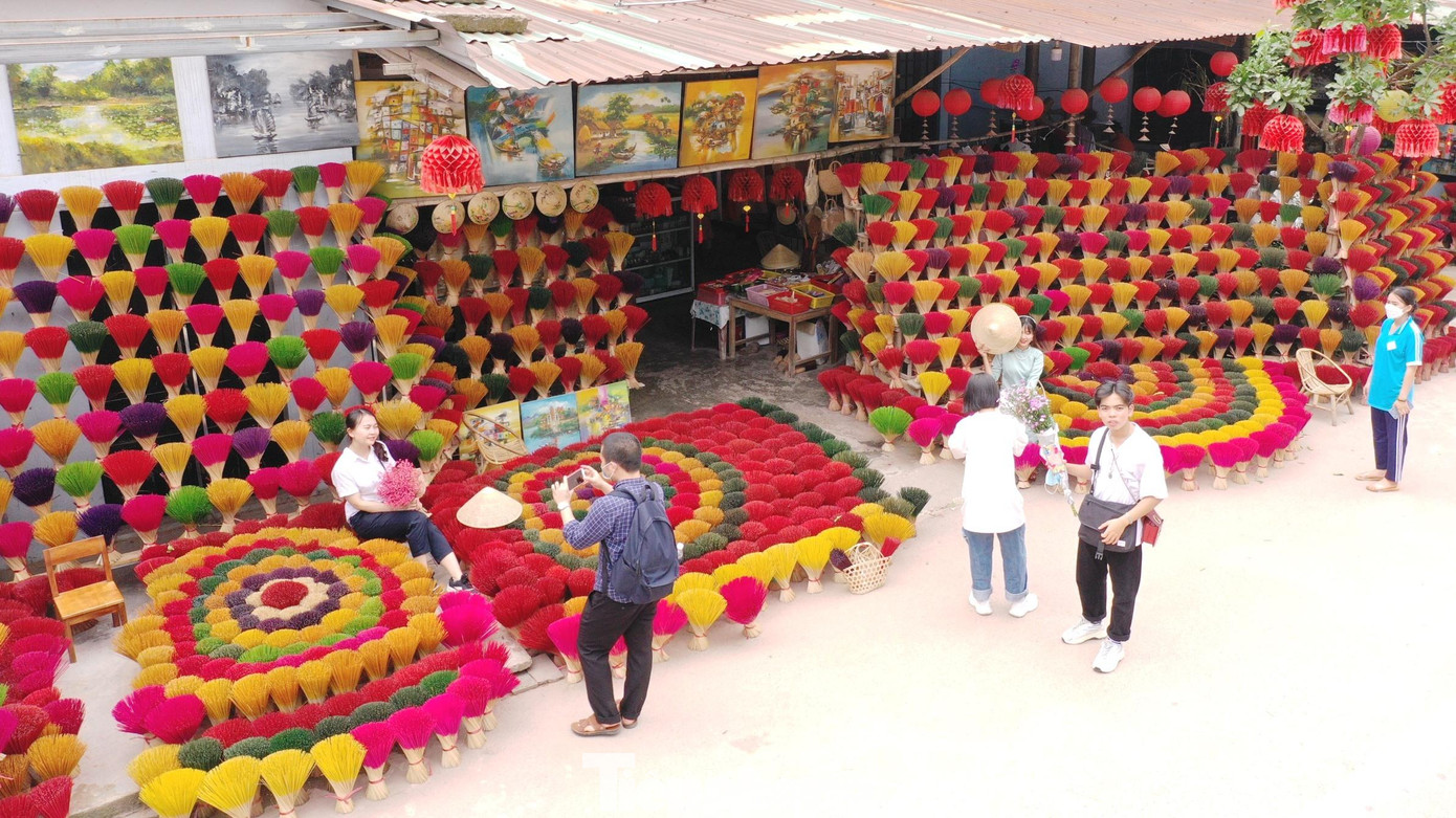 Huế đang mở cửa toàn diện đón khách du lịch sau những tháng ngày trầm mặc, yên lắng vì dịch bệnh COVID-19 kéo dài. Làng nghề trầm hương Thủy Xuân cũng đang trở thành một trong những điểm đến thú vị, độc đáo của Huế luôn chào đón du khách thập phương tới tham quan, thưởng lãm những sản phẩm truyền thống do bàn tay khéo léo của người dân, nghệ nhân Cố đô chế tác nên. Đặc biệt, mỗi dịp cuối tuần, nơi đây luôn đông khách, nhất là giới trẻ. Ảnh: Sở DL