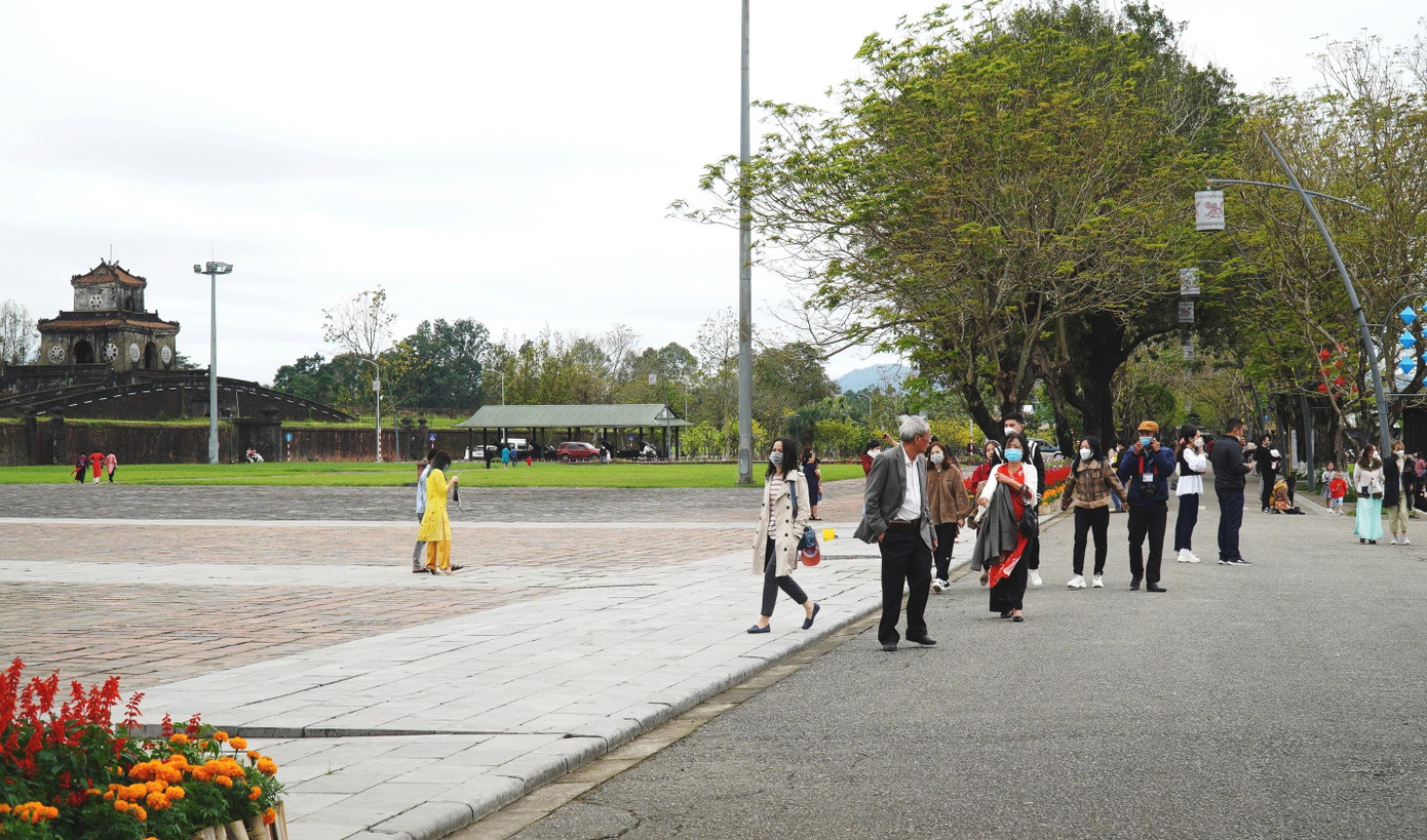 Phố đi bộ 23/8 trước Đại nội Huế tấp nập khách tham quan