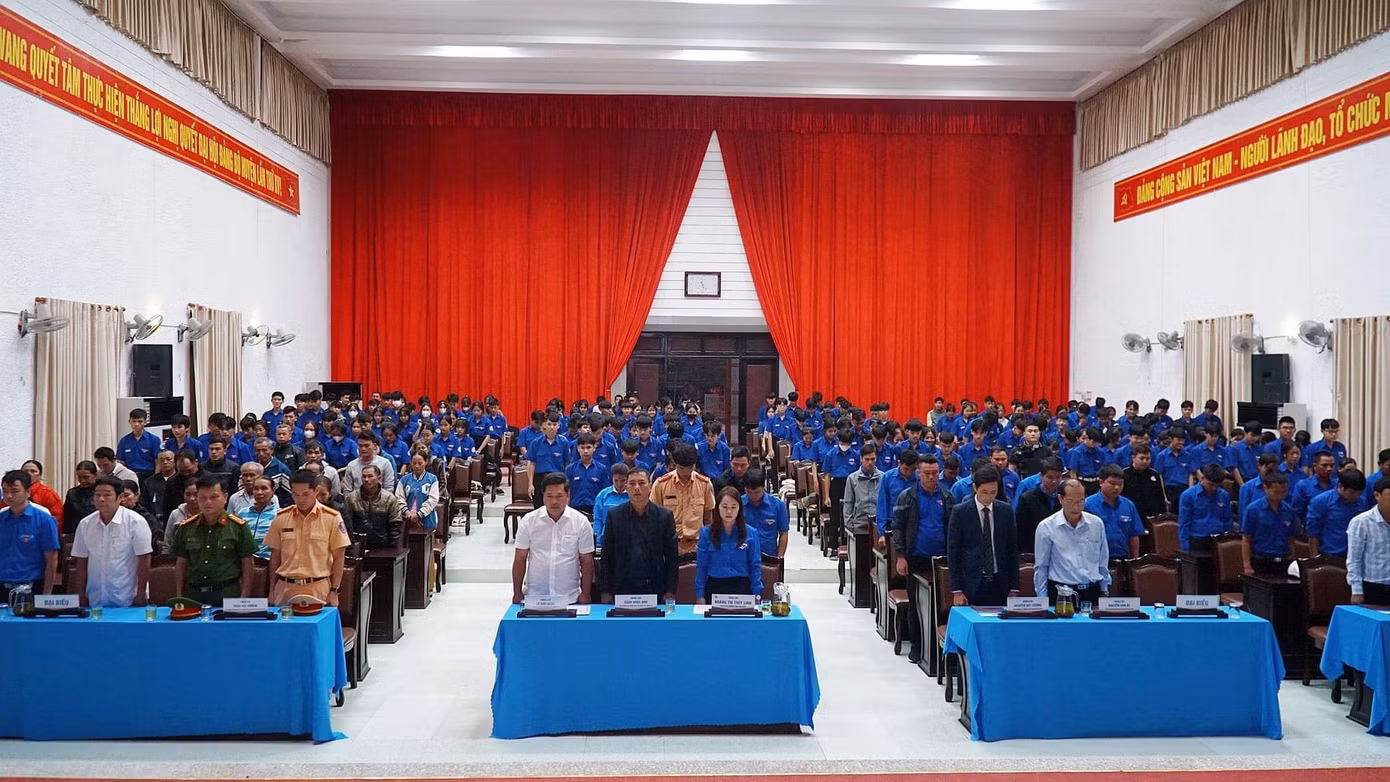 Mặc niệm tưởng nhớ các nạn nhân tử vong do tai nạn giao thông.