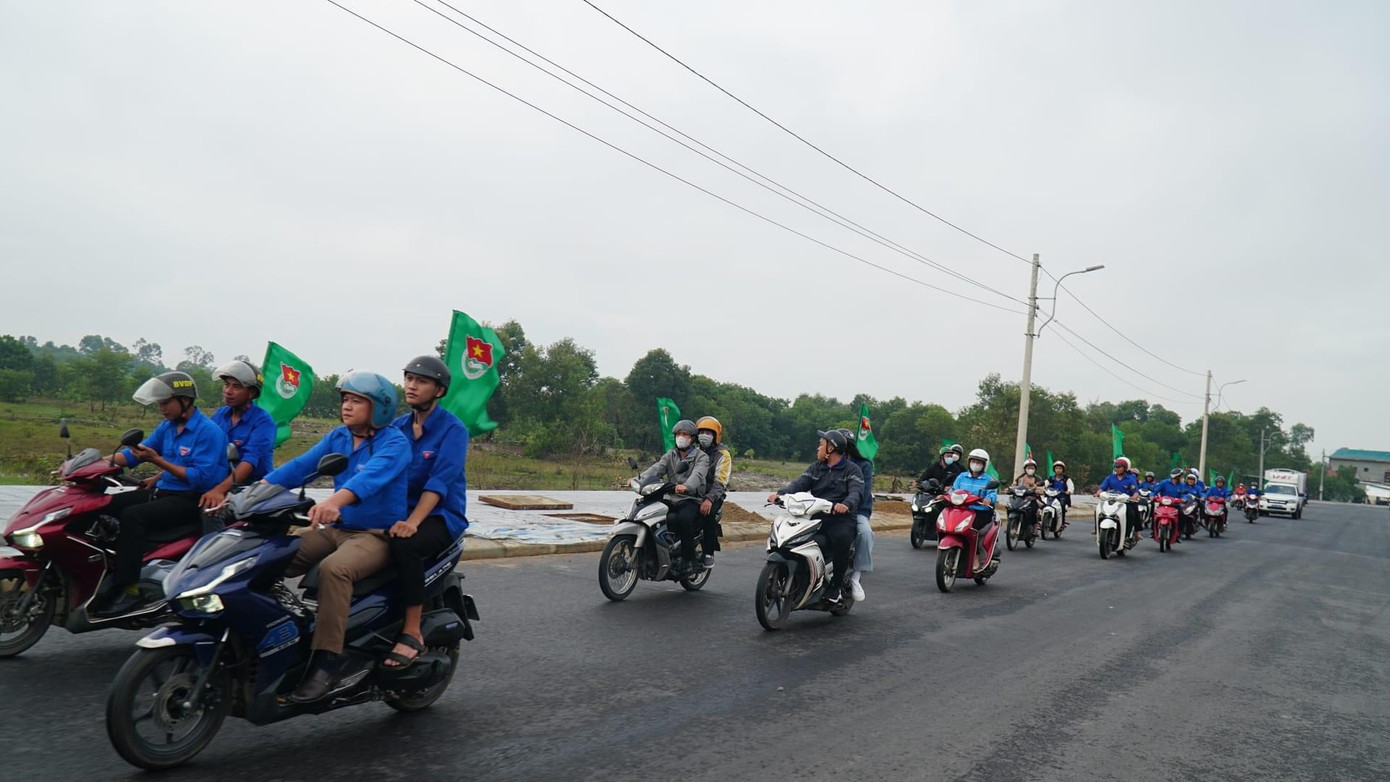 Tuần hành tuyên truyền bảo đảm an toàn giao thông.