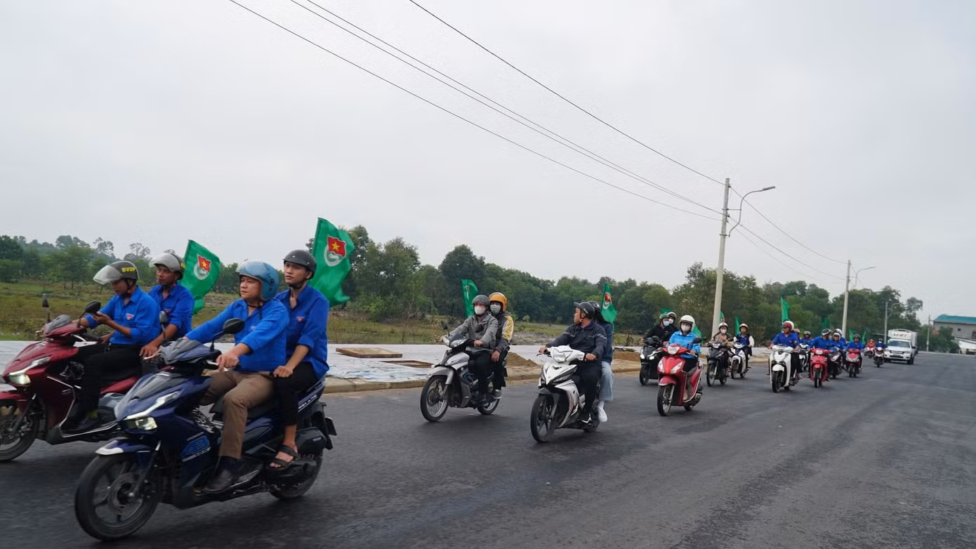 Tuần hành tuyên truyền bảo đảm an toàn giao thông.