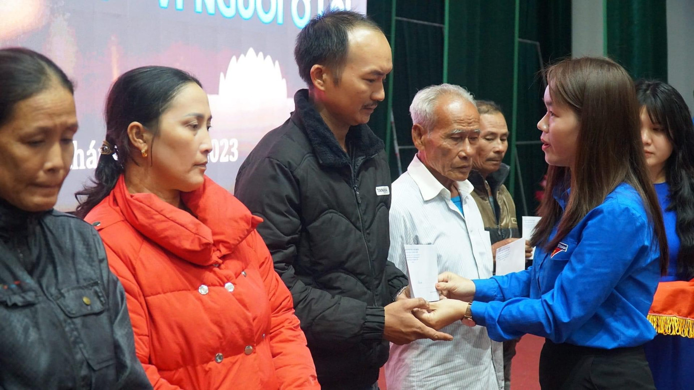 Tặng 30 suất quà cho các hộ gia đình có nạn nhân bị TNGT có hoàn cảnh khó khăn.