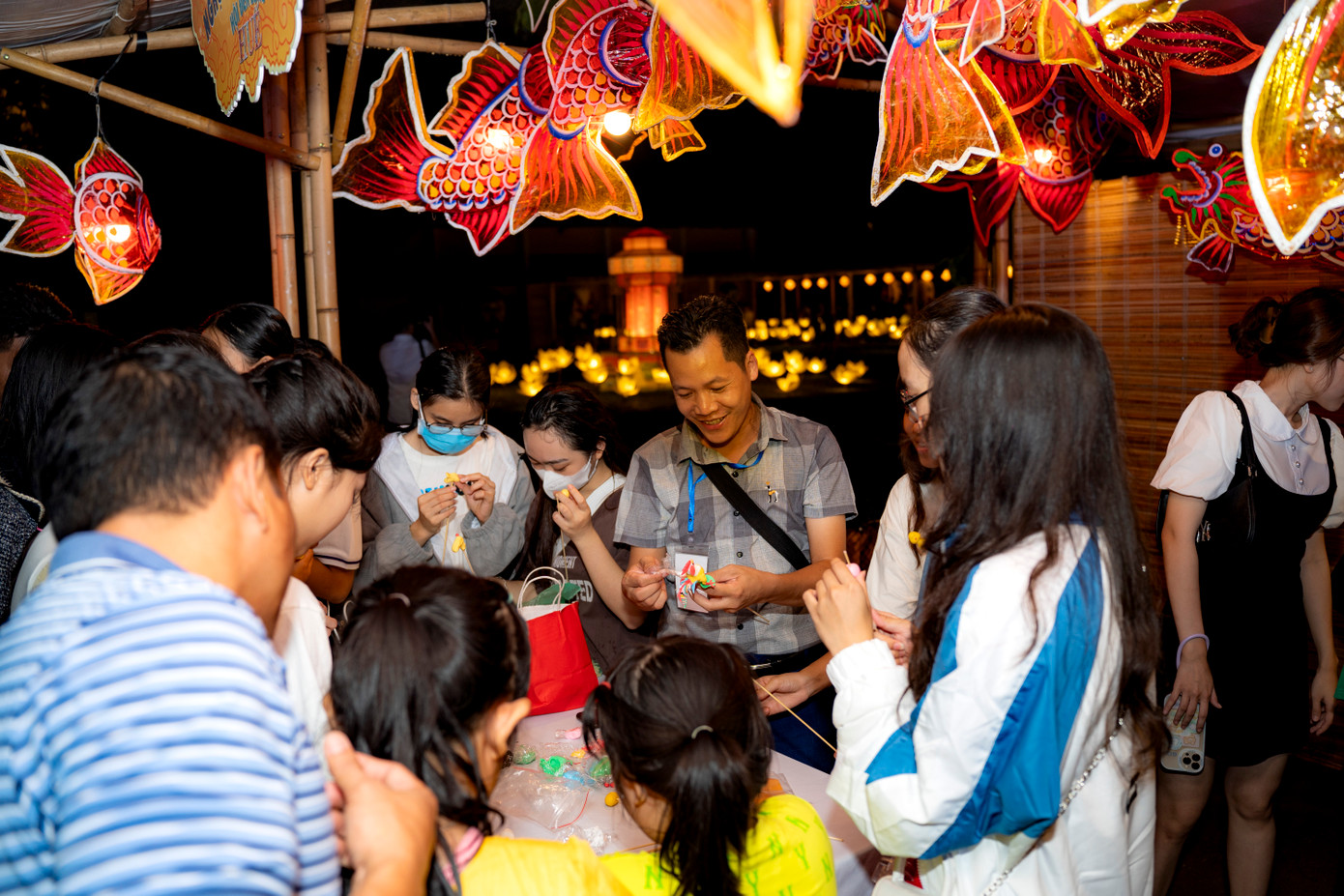 Cùng với đó là gian hàng con giống bột Hà Nội xưa của nghệ nhân Đặng Văn Hậu. (Ảnh: Đình Hoàng)