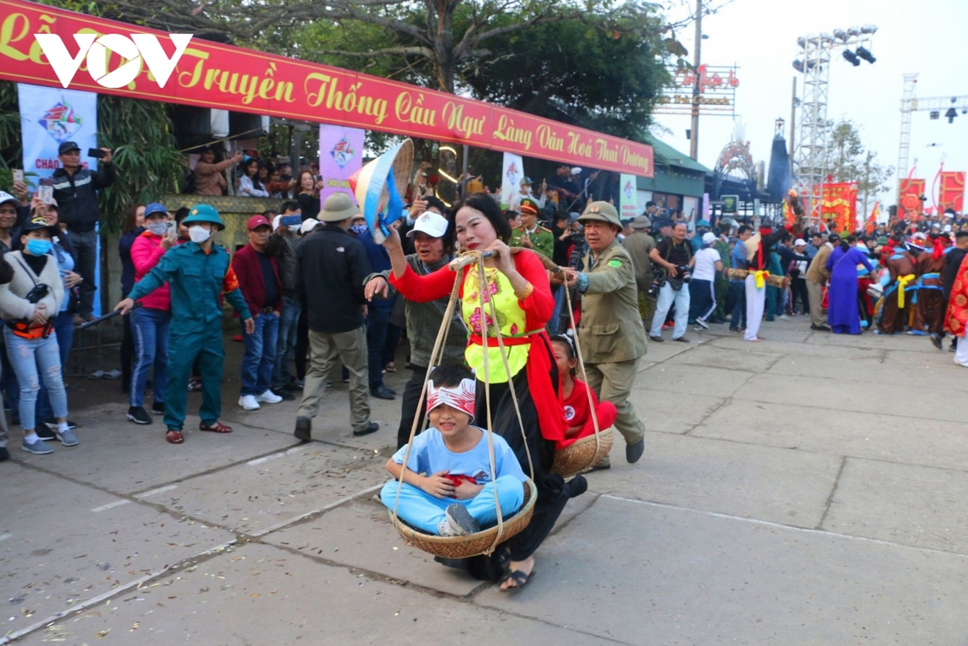 Tiếp theo trò bủa lưới bắt cá là màn trình diễn của các ngư dân bán thủy, hải sản cho các "bà rỗi" (người bán cá) đang chờ sẵn. Màn mua bán kéo dài khoảng hơn một giờ. Ảnh: Đình Hoàng