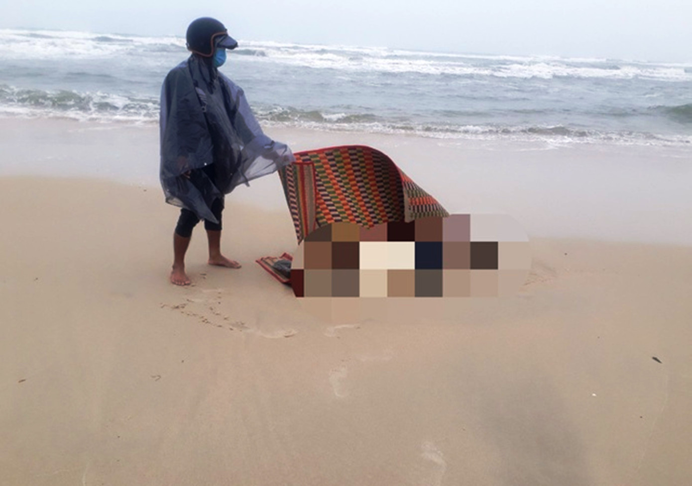 Thi thể nạn nhân trôi dạt trên biển thuộc xã Quảng Ngạn được đưa vào bờ để xác định nguyên nhân tử vong, tìm danh tính, thân nhân. Ảnh: CTV Thi thể nạn nhân trôi dạt trên biển thuộc xã Quảng Ngạn được đưa vào bờ để xác định nguyên nhân tử vong, tìm danh tính, thân nhân. Ảnh: CTV