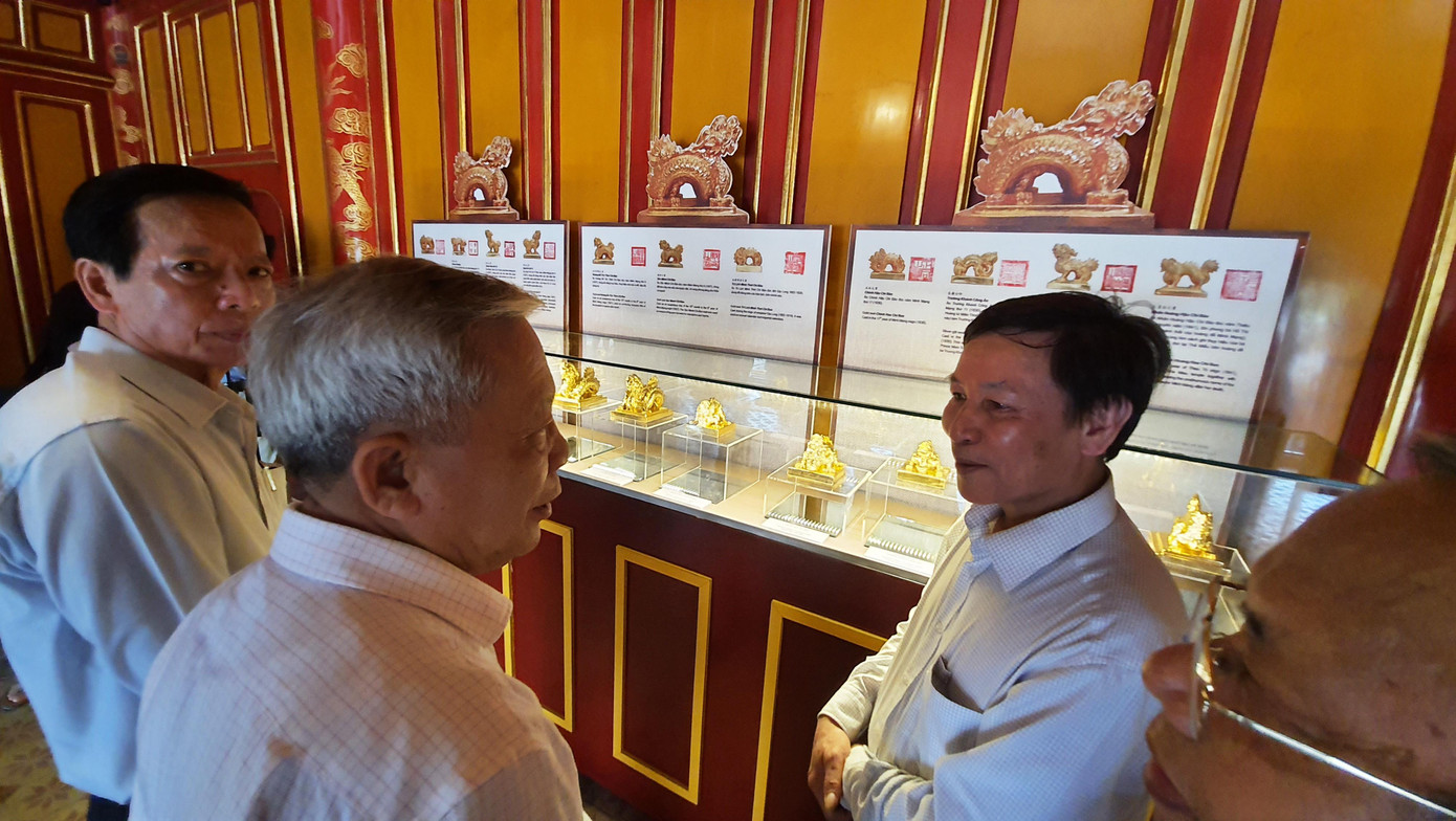 Nghệ nhân Trần Độ (phải) trao đổi với nhà thơ Nguyễn Khoa Điềm tại triển lãm phiên bản kim ấn