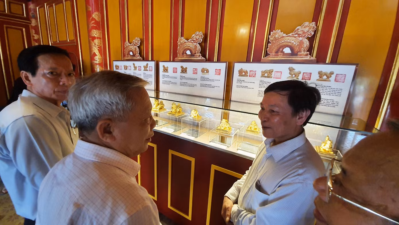Nghệ nhân Trần Độ (phải) trao đổi với nhà thơ Nguyễn Khoa Điềm tại triển lãm phiên bản kim ấn