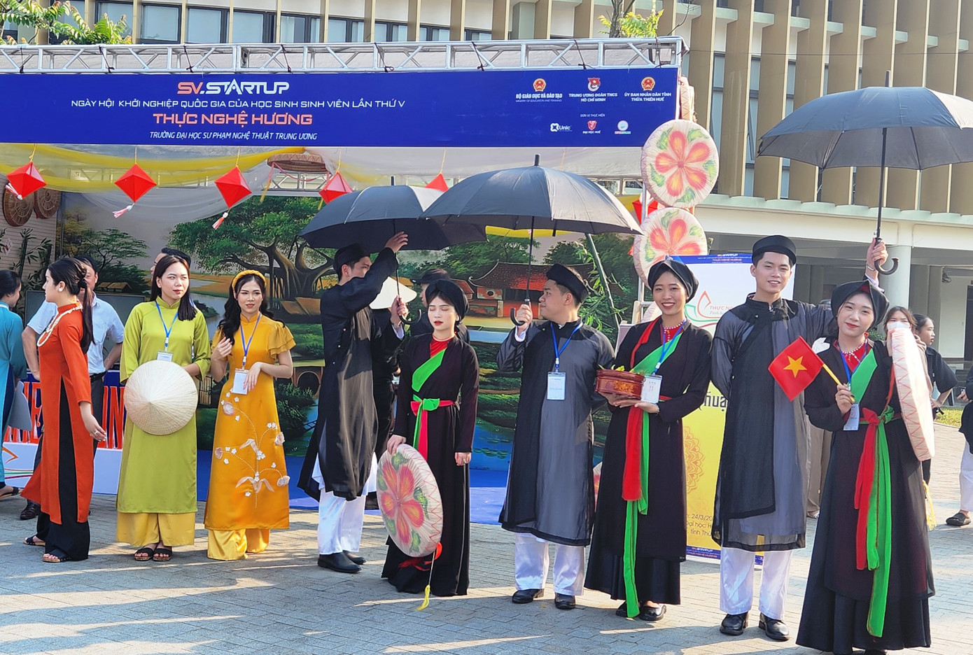 Khách dự Ngày hội khởi nghiệp trong trang phục truyền thống.