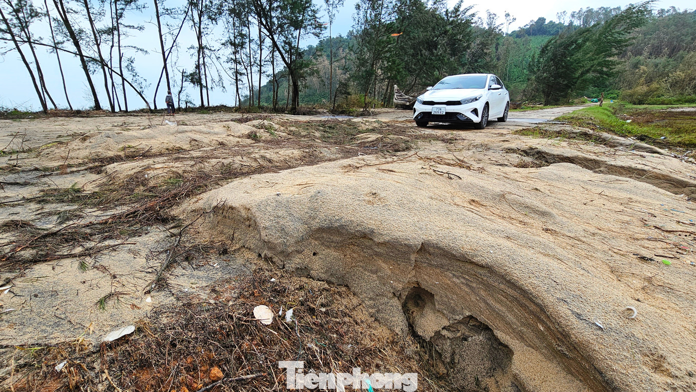 Trong đó, nghiêm trọng nhất là đoạn từ Km9+200 đến Km10+100, đường bị nước biển gây xói lở, hư hỏng, cắt đứt không thể sử dụng. Bên cạnh đó, khoảng 500 mét đường thuộc các đoạn Km7+500 đến Km9+200, Km10 của tỉnh lộ 21 bị cát bồi lấp với chiều cao so với mặt đường từ 5 đến 10cm, có nơi bị vùi lấp gần nửa mét.