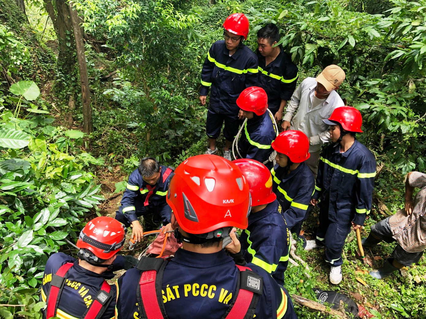Lực lượng công an triển khai công tác cứu nạn cứu hộ trong nhiều giờ tại địa hình hiểm trở. Ảnh CACC Lực lượng công an triển khai công tác cứu nạn cứu hộ trong nhiều giờ tại địa hình hiểm trở. Ảnh CACC