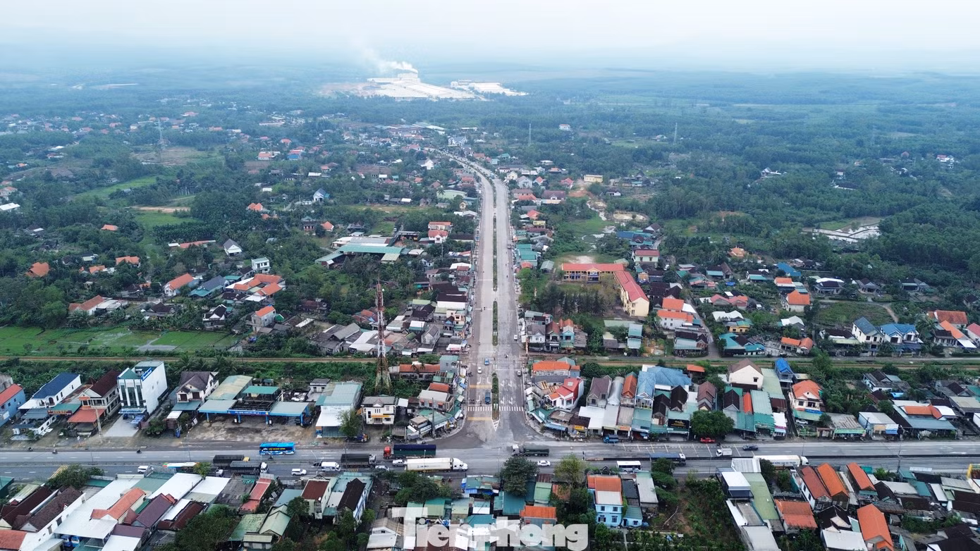 Hệ thống giao thông ở Lộc Sơn đa dạng, kết nối với quốc lộ 1, cao tốc La Sơn - Túy Loan, tỉnh lộ 14B, đường sắt Bắc - Nam. Cùng với hạ tầng đô thị ngày càng phát triển, nơi đây còn là vùng đất tập trung nhiều nhà máy thuộc Khu Công nghiệp La Sơn - khu công nghiệp tổng hợp, đa ngành, tạo những giá trị kinh tế lớn cho địa phương và cả tỉnh.