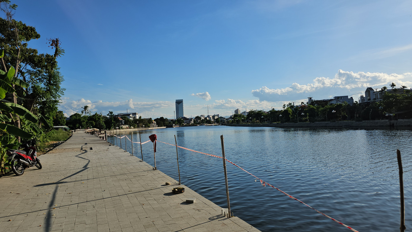 Công trình triển khai ven bờ nam sông Như Ý qua 2 phường Phú Hội và Xuân Phú, TP. Huế, kéo dài từ Đập Đá (đường Lê Lợi) đến cầu Vân Dương (đường Ngô Thúc Khuê); với chiều dài toàn tuyến là 1,6km, mặt đường rộng 6m, gồm 11 bến nước, 1 cầu vượt hói Phát Lát, cùng hệ thống lan can sắt, điện chiếu sáng, mặt đường lát đá granit...