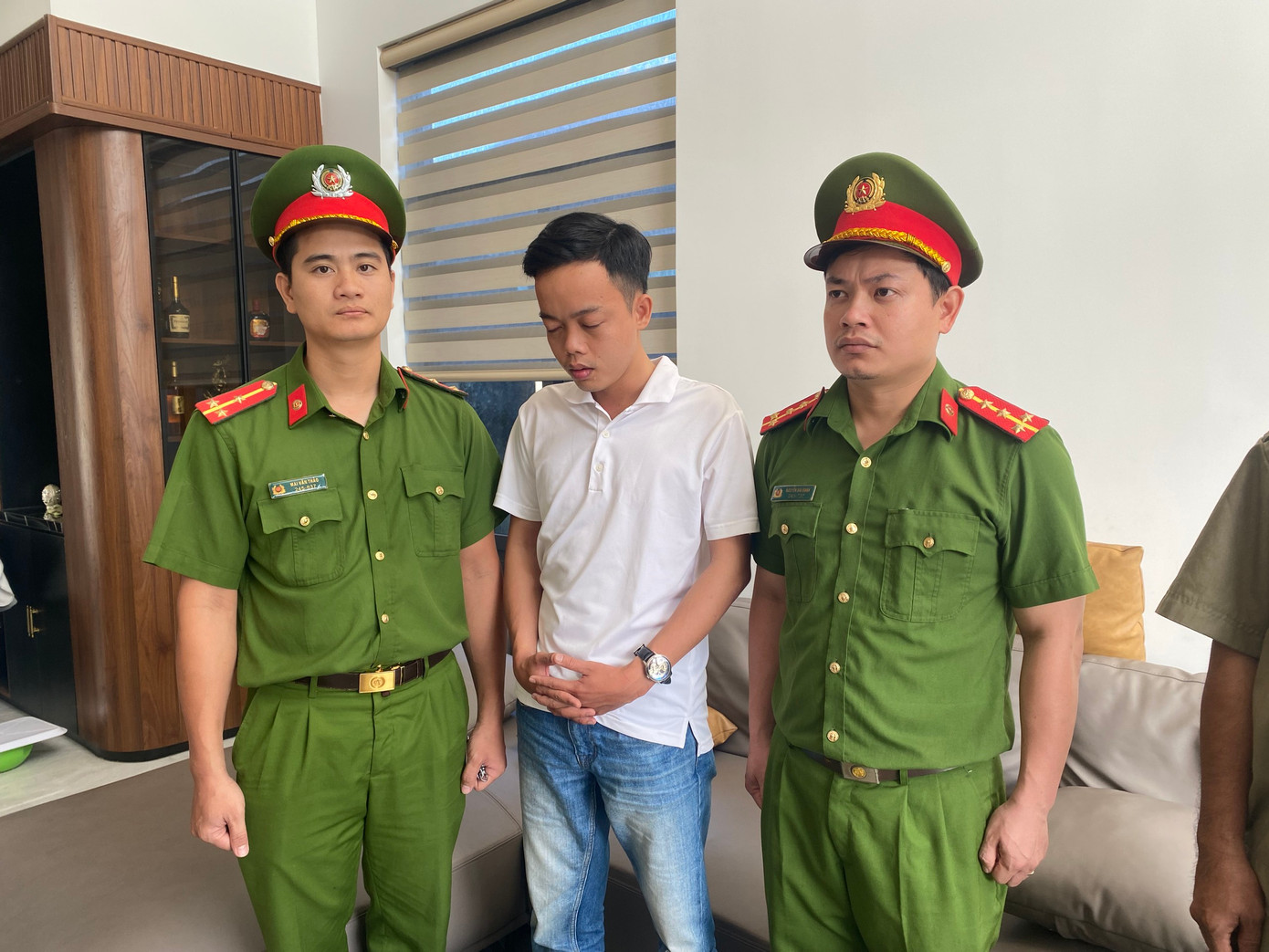 Công an khởi tố bị can, bắt giam đối tượng Võ Chí Thành (giữa). (Ảnh: CACC)