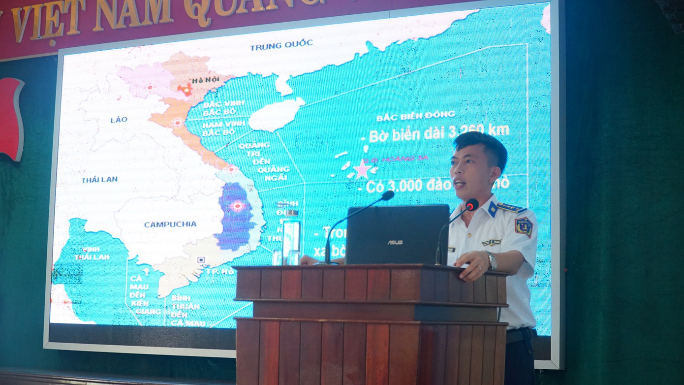 Trợ lý Phòng Chính trị - Bộ Tư lệnh Vùng Cảnh sát biển 2 giới thiệu những kiến thức về biển, đảo Việt Nam.