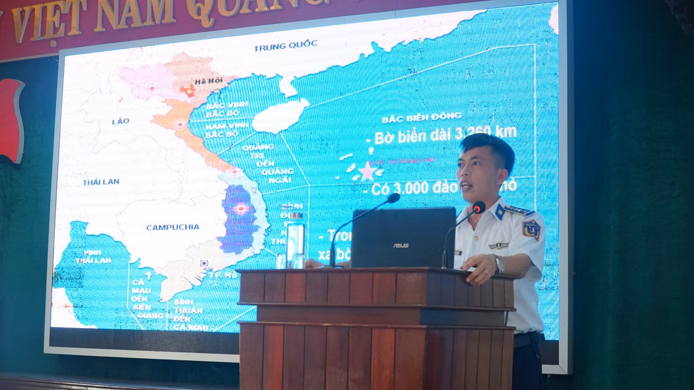 Trợ lý Phòng Chính trị - Bộ Tư lệnh Vùng Cảnh sát biển 2 giới thiệu những kiến thức về biển, đảo Việt Nam.