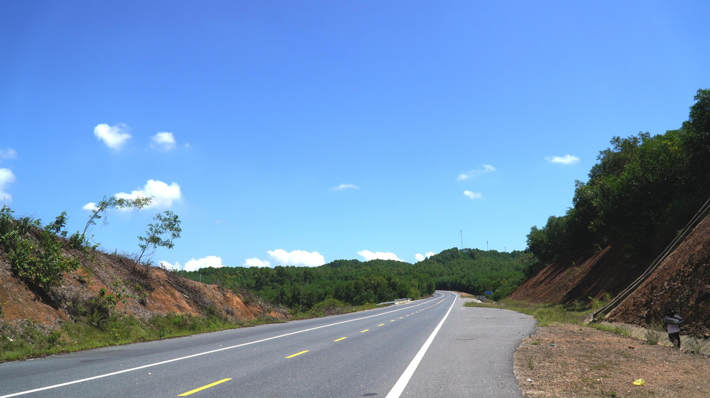 Chính quyền và người dân địa phương mong muốn sớm đưa tuyến cao tốc vào vận hành, khai thác để phá thế ‘ngõ cụt’ của huyện miền núi này, tăng cường giao thông, giao thương giữa huyện Nam Đông với các địa phương miền Trung; giúp rút ngắn quãng đường, thời gian từ Nam Đông đi vào TP Đà Nẵng, tạo tiền đề thuận lợi cho thông thương và phát triển du lịch địa phương, đặc biệt là du lịch cộng đồng với nhiều đặc trưng, thế mạnh của một huyện miền núi.