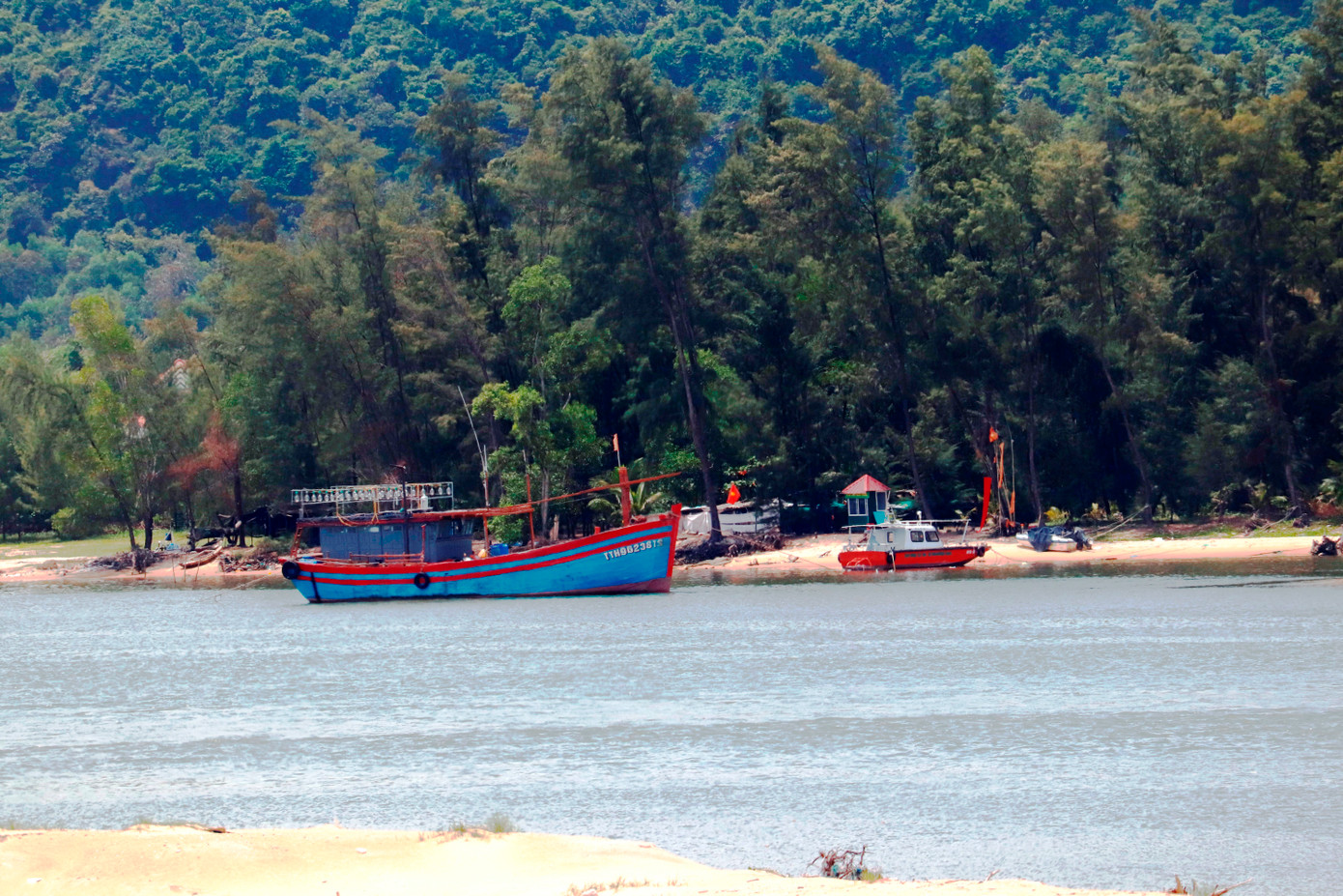 Tàu thuyền vào ra cửa biển Tư Hiền lâu nay gặp khó khăn do luồng lạch bị bồi lắng.