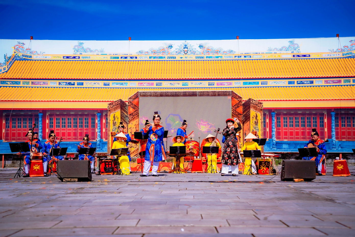 Vào Đại nội du Xuân đầu năm, du khách, người dân còn có dịp thưởng thức nghệ thuật Nhã nhạc Cung đình Huế. Ảnh: Đình Hoàng