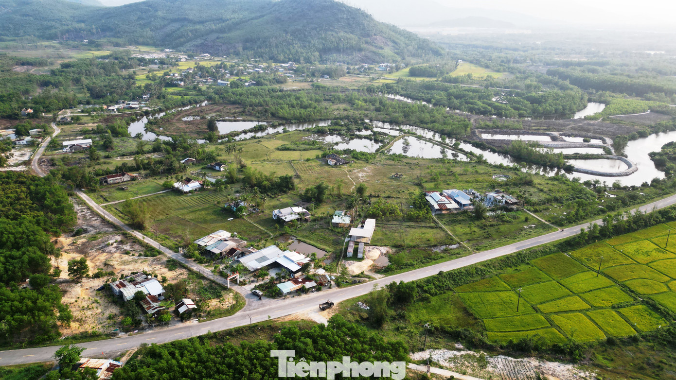 Dự án ban đầu có quy mô gần 300ha, với tổng vốn đầu tư 5.230 tỷ đồng. Tuy nhiên, do chậm tiến độ và nhiều lần bị Ban Quản lý Khu kinh tế, công nghiệp TP Huế nhắc nhở, đến nay, chủ đầu tư đã nộp hồ sơ điều chỉnh dự án, thu hẹp diện tích còn 169ha nhưng tăng vốn đầu tư lên hơn 16.000 tỷ đồng. Chủ đầu tư hiện chờ phê duyệt điều chỉnh và đền bù, giải phóng mặt bằng để triển khai dự án. Trong khi, người dân từng ngày mong mỏi được an cư, ổn định cuộc sống, thoát khỏi cảnh “ở không yên, đi chẳng được” kéo dài hơn 16 năm qua. Dự án ban đầu có quy mô gần 300ha, với tổng vốn đầu tư 5.230 tỷ đồng. Tuy nhiên, do chậm tiến độ và nhiều lần bị Ban Quản lý Khu kinh tế, công nghiệp TP Huế nhắc nhở, đến nay, chủ đầu tư đã nộp hồ sơ điều chỉnh dự án, thu hẹp diện tích còn 169ha nhưng tăng vốn đầu tư lên hơn 16.000 tỷ đồng. Chủ đầu tư hiện chờ phê duyệt điều chỉnh và đền bù, giải phóng mặt bằng để triển khai dự án. Trong khi, người dân từng ngày mong mỏi được an cư, ổn định cuộc sống, thoát khỏi cảnh “ở không yên, đi chẳng được” kéo dài hơn 16 năm qua.