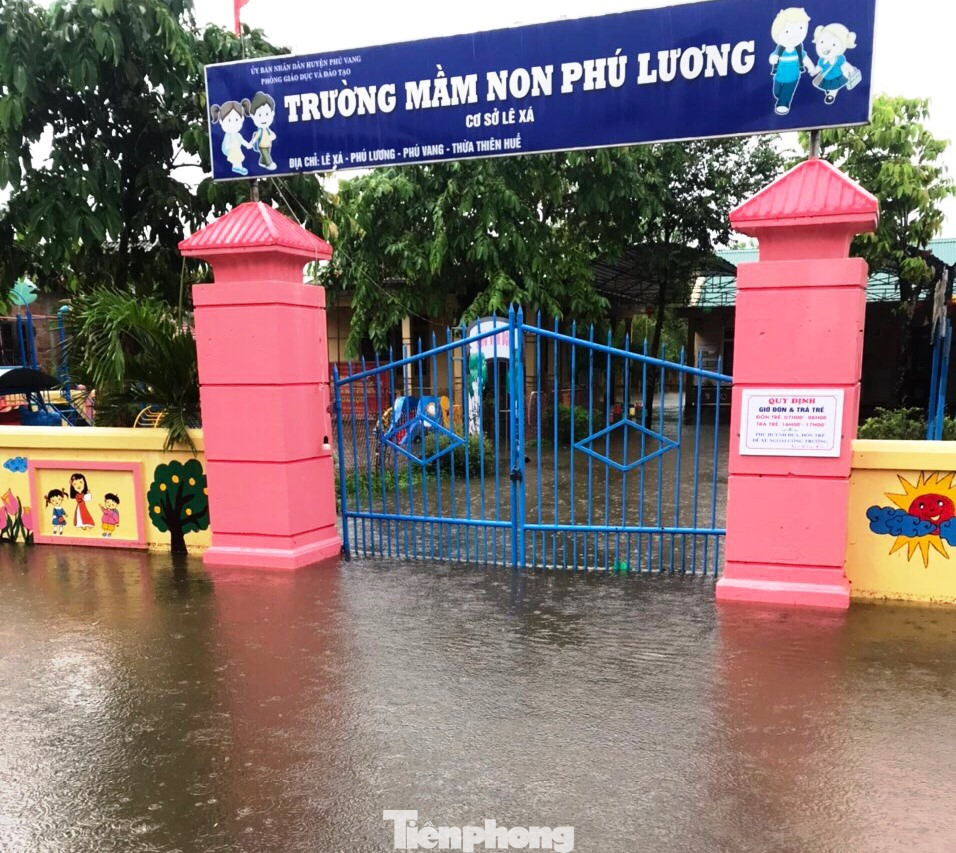 Ngập lụt tại Trường mầm non Phú Lương (xã Phú Lương, huyện Phú Vang). Ngập lụt tại Trường mầm non Phú Lương (xã Phú Lương, huyện Phú Vang).
