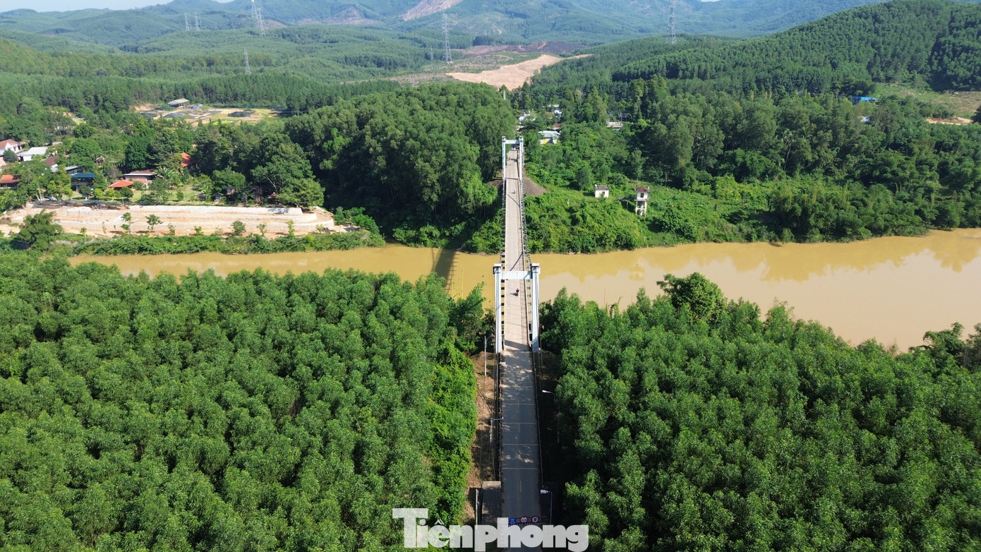 Cầu xây dựng từ năm 2000. Thời điểm đó, việc đầu tư cây cầu dây võng này nối từ Quốc lộ 49A sang phần đất rộng lớn là khu dân cư, rừng kinh tế, đồi núi, nơi đặt trụ sở UBND xã hiện nay của xã Bình Thành là một “kỳ tích” nhằm chống chia cắt, cô lập giữa đôi bờ thượng nguồn sông Hương.