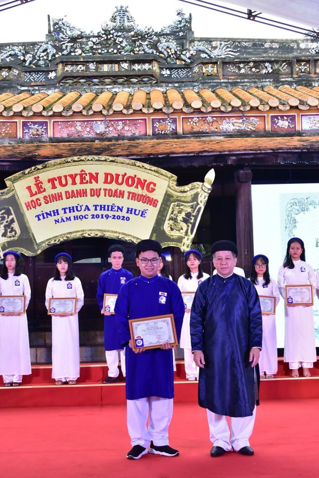 UBND tỉnh TT-Huế giao Sở GD-ĐT phối hợp Trung tâm Bảo tồn Di tích Cố đô Huế, Sở VH-TT tỉnh… có kế hoạch xây dựng “lễ đường giáo dục” tại di tích Quốc Tử giám; tạo thành nơi trang nghiêm để tổ chức các hoạt động khai giảng, trao học bổng, phát văn bằng… Ngoài ra, nơi đây cũng sẽ được kết hợp nhiều hoạt động trưng bày, quảng diễn phù hợp, đặc biệt là những chuyên đề độc đáo gắn liền với văn hóa cung đình; tổ chức nhiều hoạt động phụ trợ, biến không gian di tích thành một khu phức hợp bảo tàng - dịch vụ... (Trong ảnh là lễ tuyên dương “Học sinh danh dự toàn trường” lần đầu tiên tại TT-Huế).