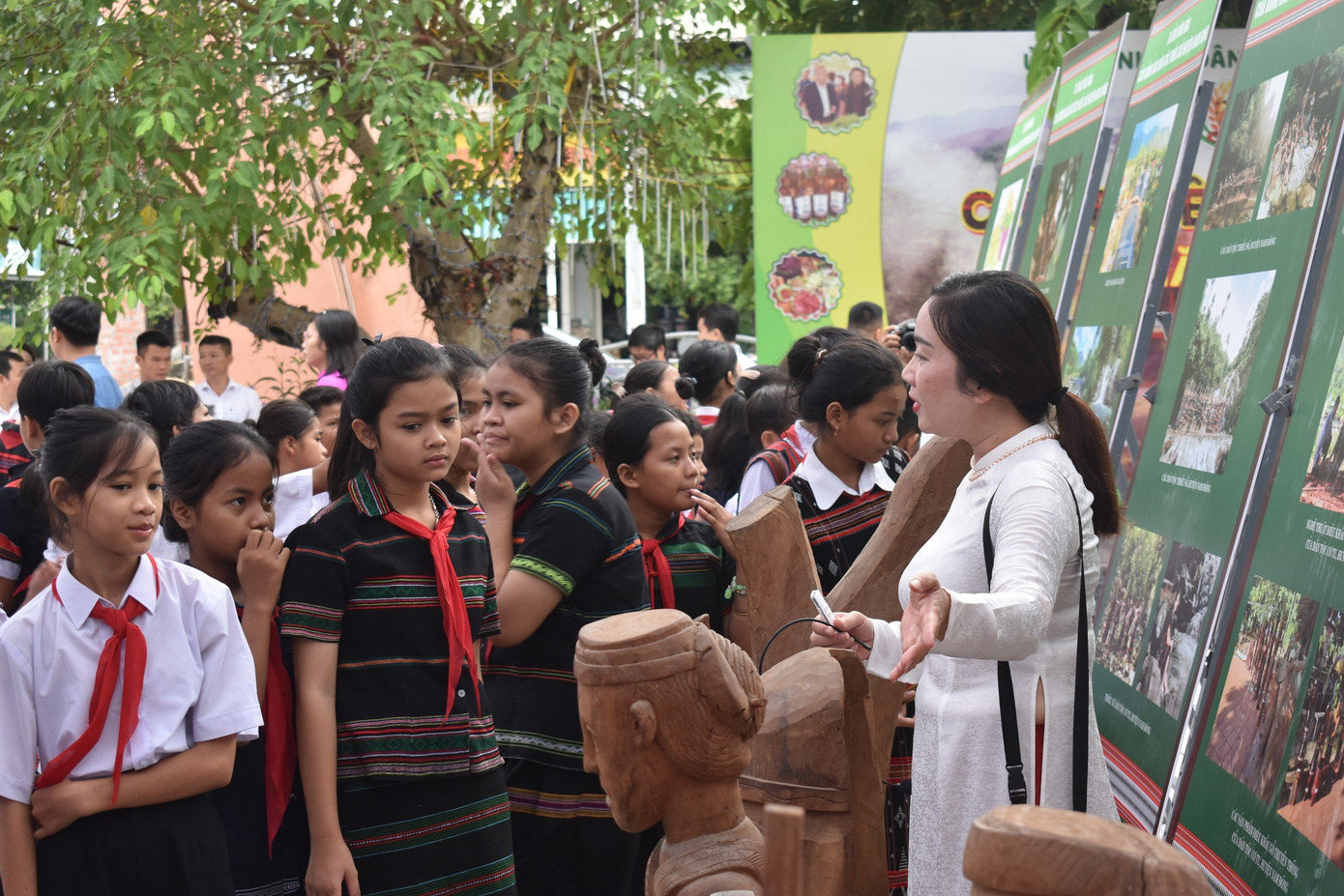 Học sinh huyện miền núi Nam Đông nghe giới thiệu về các giá trị di sản văn hóa đồng bào dân tộc thiểu số trên địa bàn.