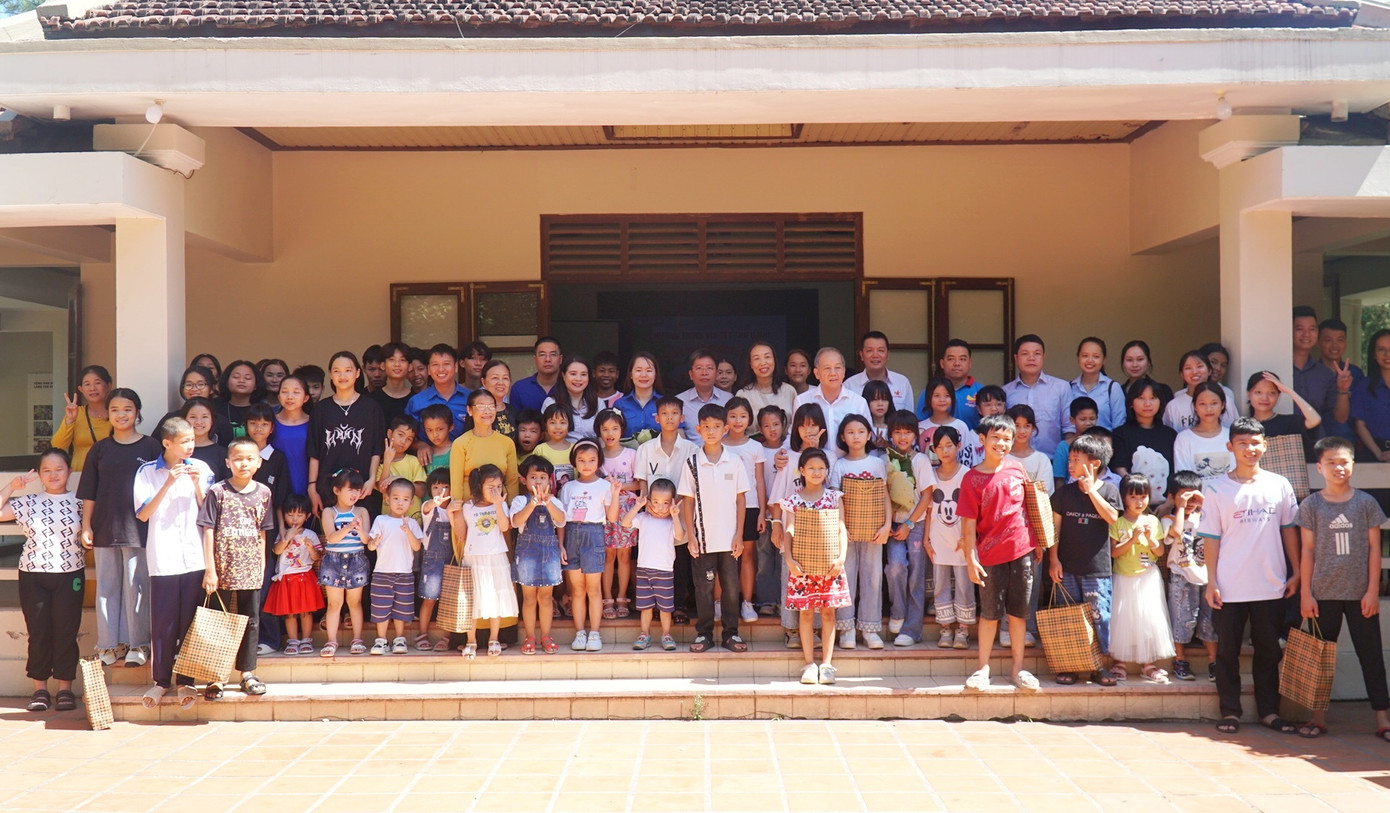 Lãnh đạo Tỉnh ủy, Tỉnh Đoàn, Sở LĐ-TB&XH tỉnh TT-Huế và các đơn vị tài trợ chụp hình lưu niệm cùng đội ngũ cán bộ, nhân viên, trẻ em Làng SOS Huế. Lãnh đạo Tỉnh ủy, Tỉnh Đoàn, Sở LĐ-TB&XH tỉnh TT-Huế và các đơn vị tài trợ chụp hình lưu niệm cùng đội ngũ cán bộ, nhân viên, trẻ em Làng SOS Huế.