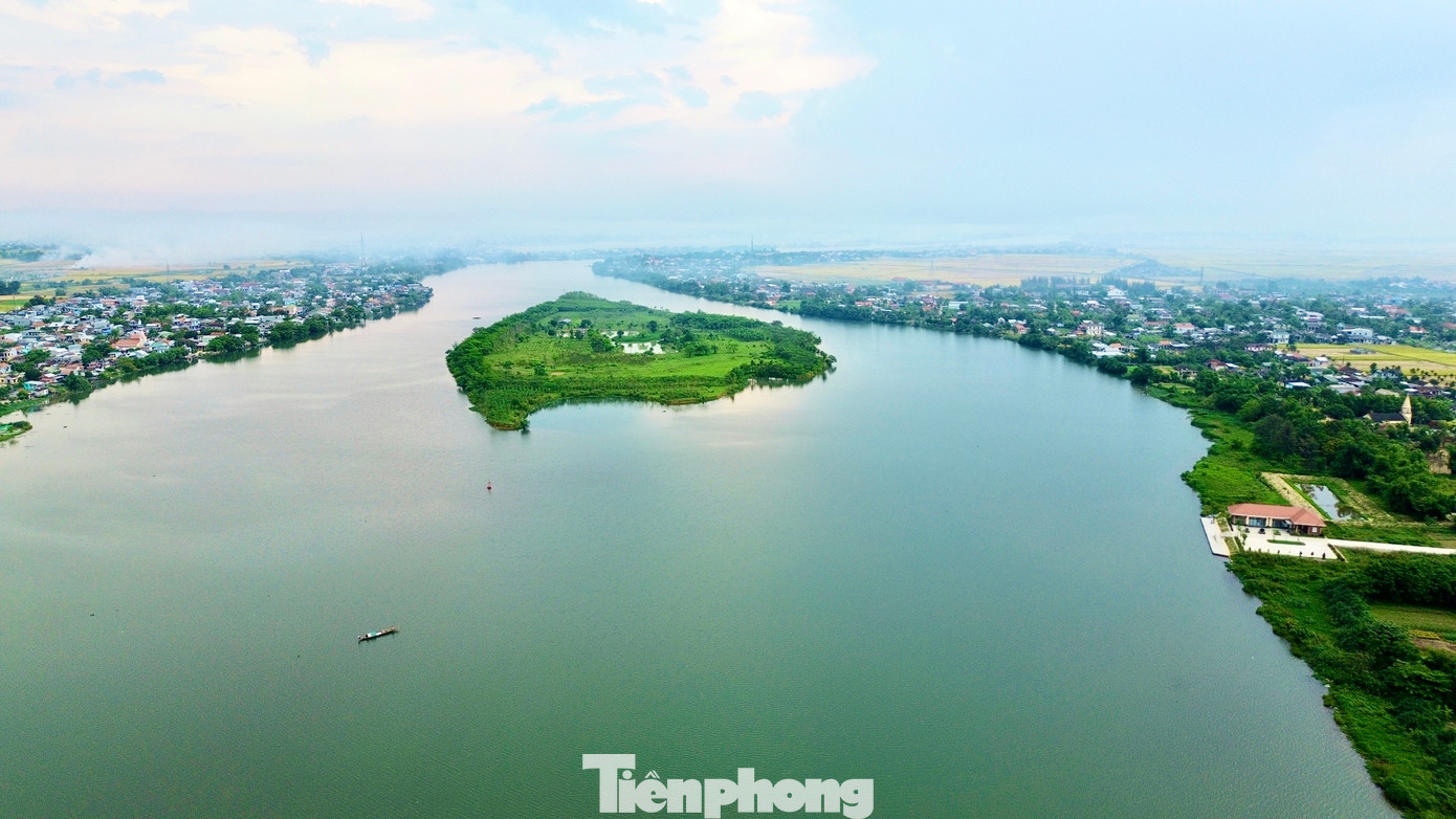 Dương Nỗ - vùng đất “hai sông”, nơi có sông Hương nổi tiếng, sông Phổ Lợi hiền hòa chảy qua. Cả hai con sông đều gắn bó với quá trình khai ấp, lập làng, góp phần hình thành nên vùng đất có thiên nhiên đẹp và bề dày lịch sử, văn hóa. Dương Nỗ - vùng đất “hai sông”, nơi có sông Hương nổi tiếng, sông Phổ Lợi hiền hòa chảy qua. Cả hai con sông đều gắn bó với quá trình khai ấp, lập làng, góp phần hình thành nên vùng đất có thiên nhiên đẹp và bề dày lịch sử, văn hóa.