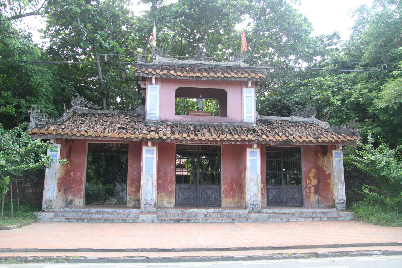 Chùa Diệu Đế nguyên là một khu vườn đẹp nổi tiếng ở phía đông Kinh thành Huế, là nơi Hoàng tử Miên Tông, con vua Minh Mạng (sau này là vua Thiệu Trị), ra đời. Sau khi lên ngôi, năm 1844, vua Thiệu Trị đã biến đổi nơi ở của mình thành một ngôi chùa và đặt tên là Diệu Đế tự.