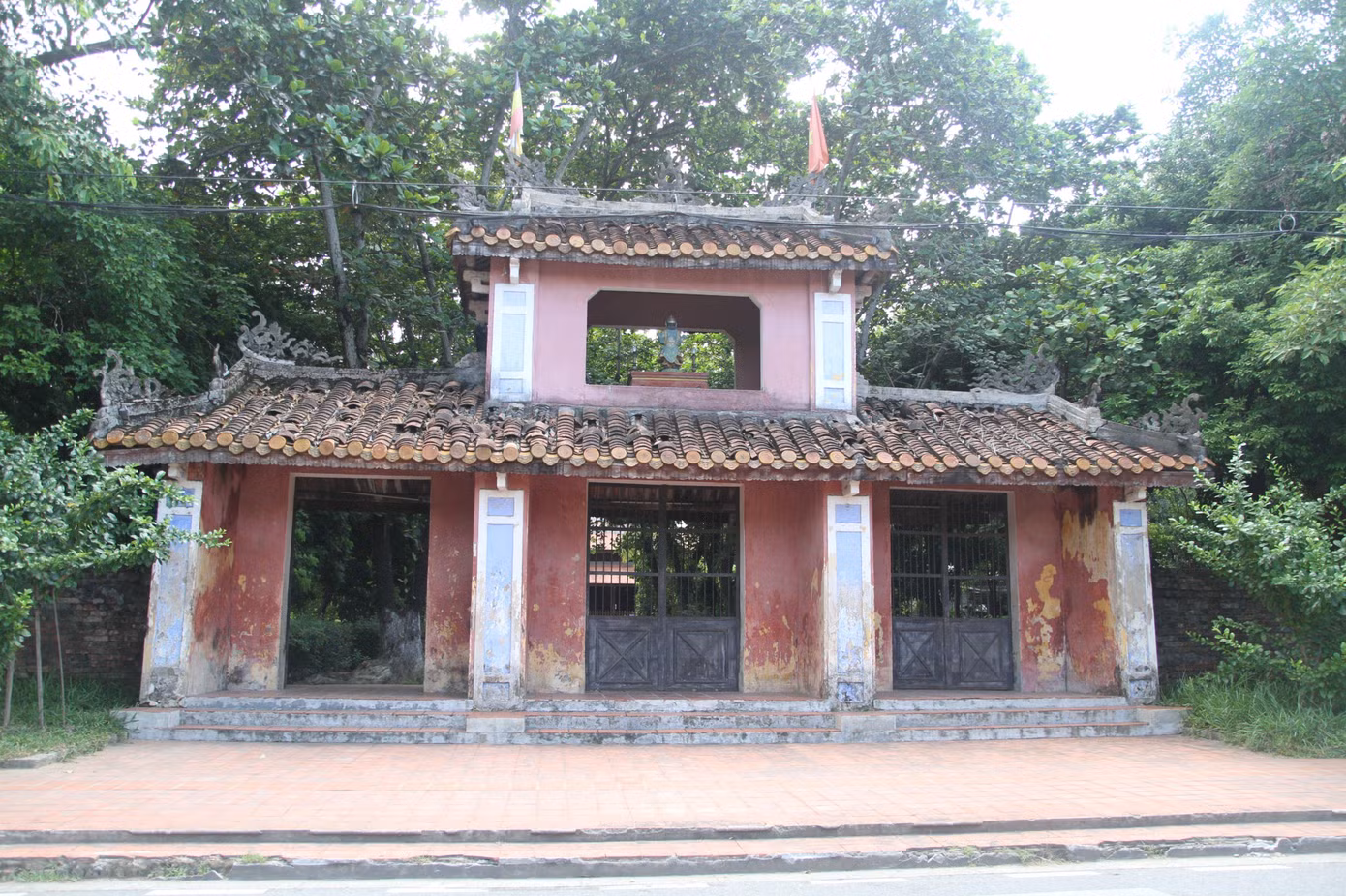 Chùa Diệu Đế nguyên là một khu vườn đẹp nổi tiếng ở phía đông Kinh thành Huế, là nơi Hoàng tử Miên Tông, con vua Minh Mạng (sau này là vua Thiệu Trị), ra đời. Sau khi lên ngôi, năm 1844, vua Thiệu Trị đã biến đổi nơi ở của mình thành một ngôi chùa và đặt tên là Diệu Đế tự. Chùa Diệu Đế nguyên là một khu vườn đẹp nổi tiếng ở phía đông Kinh thành Huế, là nơi Hoàng tử Miên Tông, con vua Minh Mạng (sau này là vua Thiệu Trị), ra đời. Sau khi lên ngôi, năm 1844, vua Thiệu Trị đã biến đổi nơi ở của mình thành một ngôi chùa và đặt tên là Diệu Đế tự.