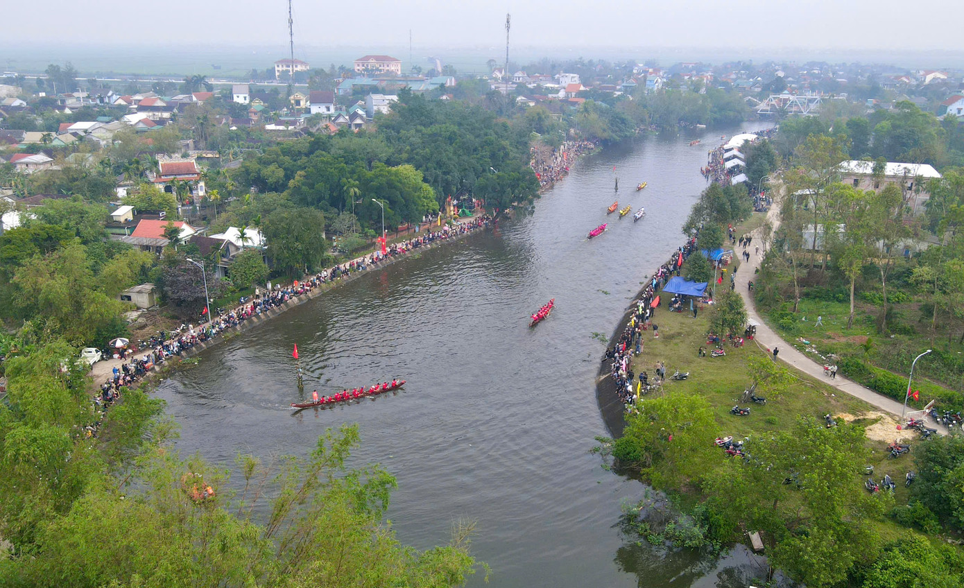 Giải đua khai Xuân đầu năm thu hút hàng nghìn khán giả là người dân địa phương, du khách đến cổ vũ, dự khán những màn tranh tài hấp dẫn, gay cấn trên sông nước.
