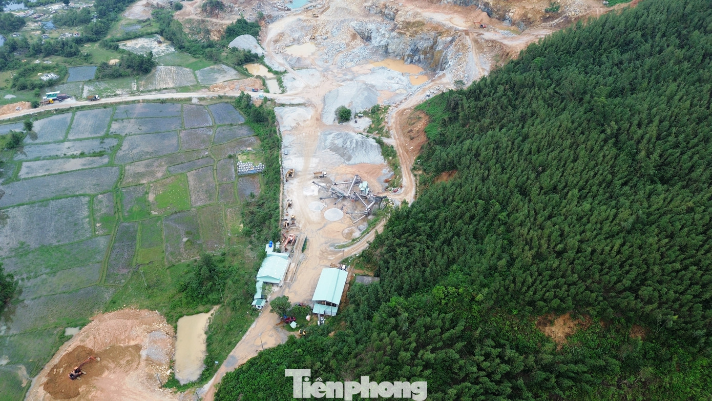 Dù đây là khu vực sạt lở nguy hiểm gần các hộ dân đang sinh sống, nhiều nhà dân vẫn chưa được di dời, nhưng tỉnh TT-Huế vẫn cấp phép khai thác mỏ đá, nổ mìn cho một doanh nghiệp.