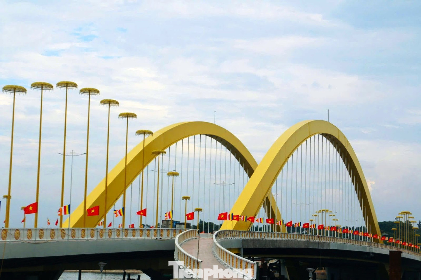 Cầu Trường Tiền - một công trình biểu tượng của xứ Huế - rợp sắc cờ Phật giáo và cờ Tổ quốc trong mùa Phật đản năm nay. Cách đó không xa, cầu “lọng vàng” Nguyễn Hoàng nổi tiếng cũng được thiết trí cờ hoa đậm màu lễ hội. Cầu Trường Tiền - một công trình biểu tượng của xứ Huế - rợp sắc cờ Phật giáo và cờ Tổ quốc trong mùa Phật đản năm nay. Cách đó không xa, cầu “lọng vàng” Nguyễn Hoàng nổi tiếng cũng được thiết trí cờ hoa đậm màu lễ hội.