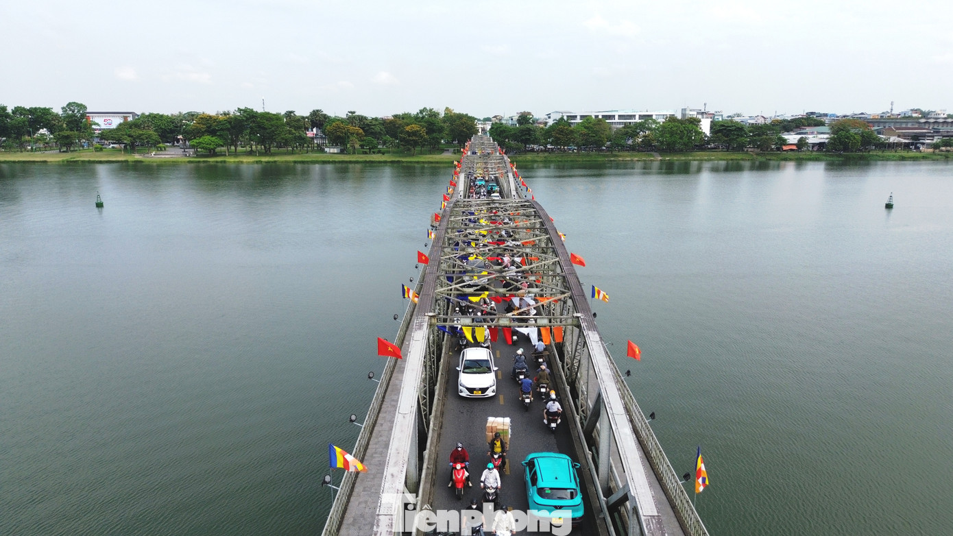 Cầu Trường Tiền - một công trình biểu tượng của xứ Huế - rợp sắc cờ Phật giáo và cờ Tổ quốc trong mùa Phật đản năm nay. Cách đó không xa, cầu “lọng vàng” Nguyễn Hoàng nổi tiếng cũng được thiết trí cờ hoa đậm màu lễ hội. Cầu Trường Tiền - một công trình biểu tượng của xứ Huế - rợp sắc cờ Phật giáo và cờ Tổ quốc trong mùa Phật đản năm nay. Cách đó không xa, cầu “lọng vàng” Nguyễn Hoàng nổi tiếng cũng được thiết trí cờ hoa đậm màu lễ hội.